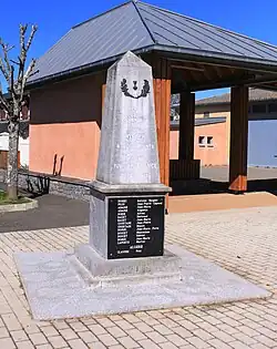 Le monument aux morts municipal.