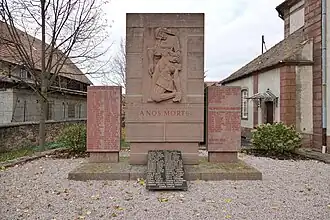 Monument aux morts des deux guerres mondiales et de la guerre d'Algérie.