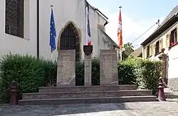 Monument aux morts des Première et Seconde Guerres mondiales.