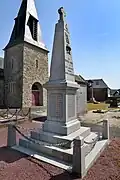 Le monument aux morts et la croix de cimetière.