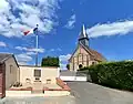 Le monument aux morts et l'église Saint-Denis.