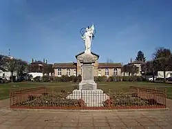 Monument aux morts et place Bernard Palissy.