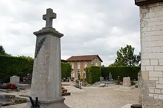 Le monument aux morts et la mairie.