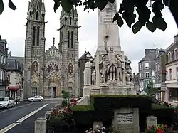 Le monument aux morts place Leclerc.