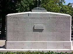 Inscriptions au dos du monument.