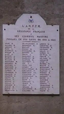 Nom de Gaston Turpin figurant sur la plaque commémorative du monument des fusillés