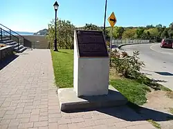 Bloc de pierre avec une plaque dessus