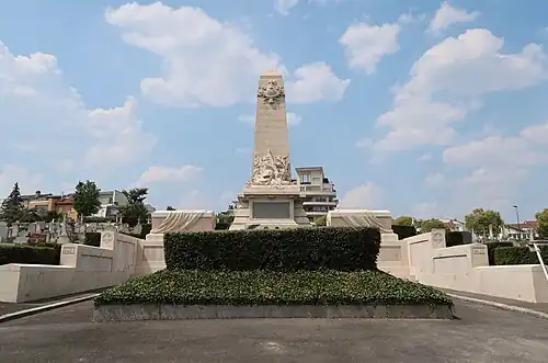 Photographie en couleur d'un monument aux morts.
