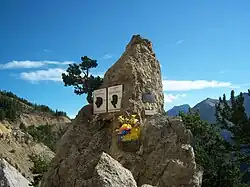 Photgraphie d'une stèle dans la montée d'un col.