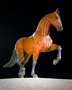 Statue équestre d'un cheval marron et noir.