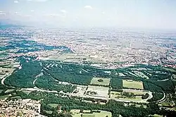 Le circuit de Monza vu du ciel, le tracé actuel ainsi que les anciennes portions désormais inutilisées sont visibles.