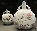 Flacons lune, doucai et fencai, avec des couples d'oiseaux sur des branches fleuries. Jingdezhen. Qing, Période Yongzheng 1723-35. H du plus grand 29,3&nbsp;cm. Sir Percival David Collection, British Museum