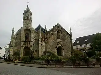 Les façades jumelées de l'ancienne église Saint-Sauveur (à droite) et de l'ancienne chapelle Saint-Colomban (à gauche).