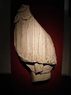 Morceau d'une statue cuirassée (musée Saint-Raymond, Ier&nbsp;siècle).