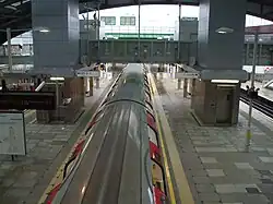 Vue vers le nord depuis la passerelle sur les quais 3 et 4, desservant la voie centrale.