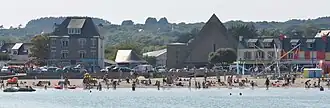 Partie de la plage de Morgat située devant la place d'Ys et l'église, à marée haute (2011)