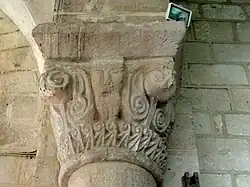 Chapiteau authentique au sud de cette arcade.