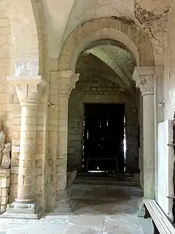 Bas-côté nord, vue dans le collatéral du narthex.