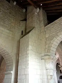 Contrefort sud-ouest de la nef, dans le collatéral sud.