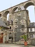 Polylithisme originel exacerbé de la maison et polylithisme désordonné discret du viaduc de Morlaix.