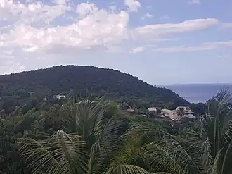 Vue sur le morne Machette depuis le hameau de Pigeon à Bouillante.