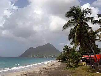 Le Morne Larcher, vue de la plage du Diamant.