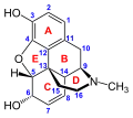 La structure 2D de la morphine, numérotée et lettrée.