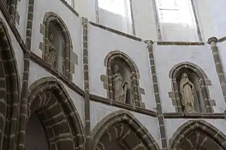 Statues dans le chœur.