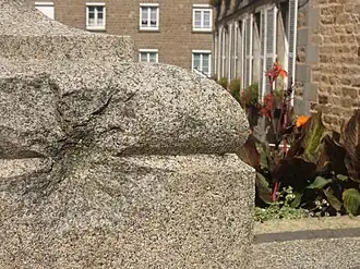 Impact de balle sur le piédestal du monument.