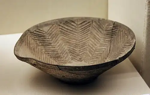 Coupe-égrugeoir (mortier de céramique) à bec pincé. Terre cuite grise tournée. H. 9,3 x D. ouverture 25,8&nbsp;cm. Longshan du Henan. Musée Provincial du Henan