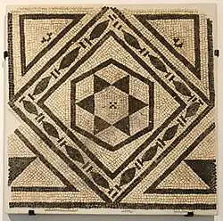 Mosaïque à dessin géométrique.