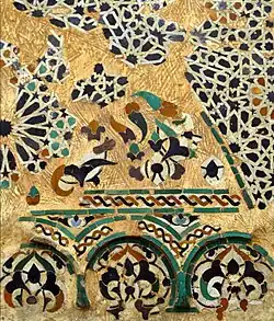 Fragment de Zellige de la médersa Tachfinia édifiée au XIVe&nbsp;siècle et exposé au Musée national des antiquités et des arts islamiques à Alger.