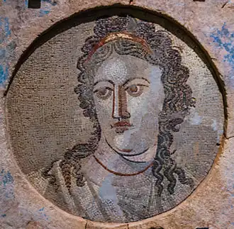 Mnémosyne sur une mosaïque murale du IIe siècle, musée national archéologique de Tarragone.
