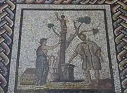 Scène d'une mosaïque figurant une colonne surmontée d'une statue avec deux personnages à proximité