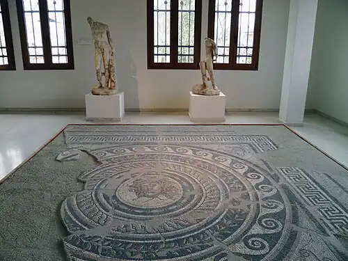 Sol en mosaïque de la villa de Dionysos, représentant une tête de Méduse.