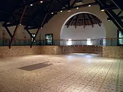 Photographie d'ensemble de la mosaïque dans le bâtiment qui l'abrite.