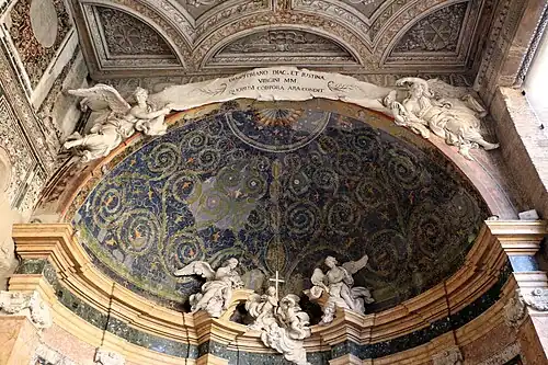 Mosaïque antique à rinceaux d'acanthes du Ve&nbsp;siècle subsistant dans une abside du narthex.