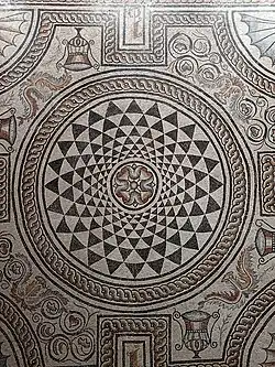 Détail de la rosace en fuseaux.