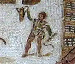 Vue d'un personnage tenant une amphore et un fouet.