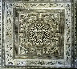 Mosaïque géométrique entourée de poissons