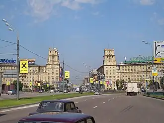 Place Gagarine à Moscou. À remarquer : les finitions différentes