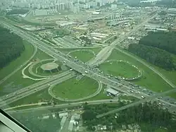 Е22 à Moscou croisement entre la MKAD et la М9.