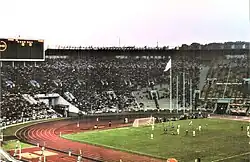 Photographie d'un stade de football, vu de haut. On voit les tribunes à gauche et la pelouse à droite.