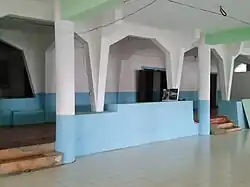 La galerie intérieure entre l'ancienne mosquée (face) et son extension (zone carrelée).