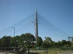 Pylône en construction vu depuis la Foire de Belgrade, 3 avril 2011