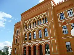 Détail de la façade du lycée