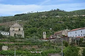 Photographie de collines dans lesquelles s'insère un bâtiment monastique.