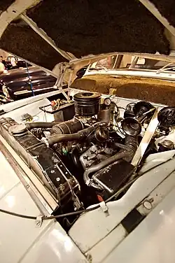 Vue du moteur, sur une Ford Vedette dont le capot est ouvert.