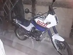 photos de la moto blanche et bleu dans un garage