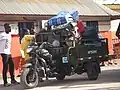 Taxi tricycle bien chargé à la gare routière de Bouaké, avril 2018